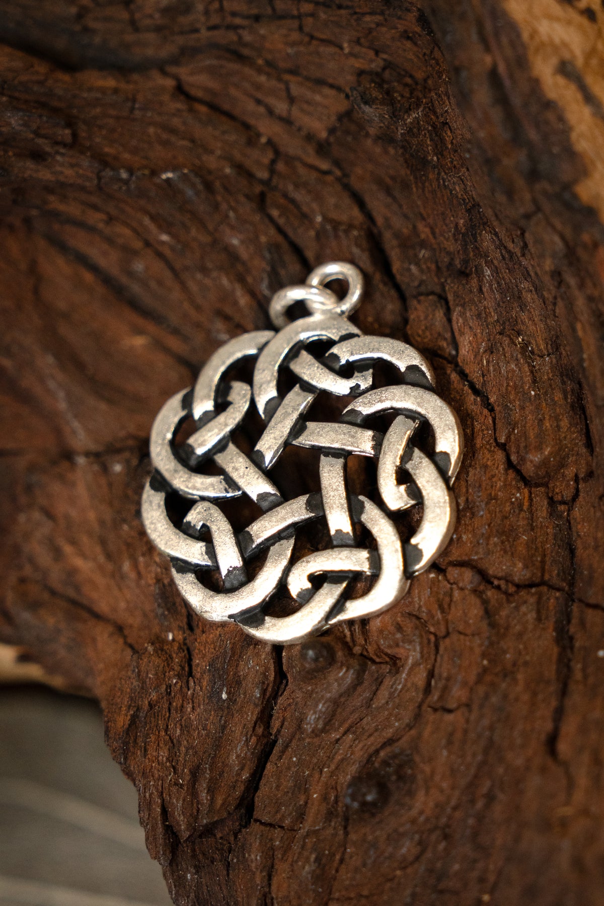 Amulet med rund keltisk knude, forsølvet bronze