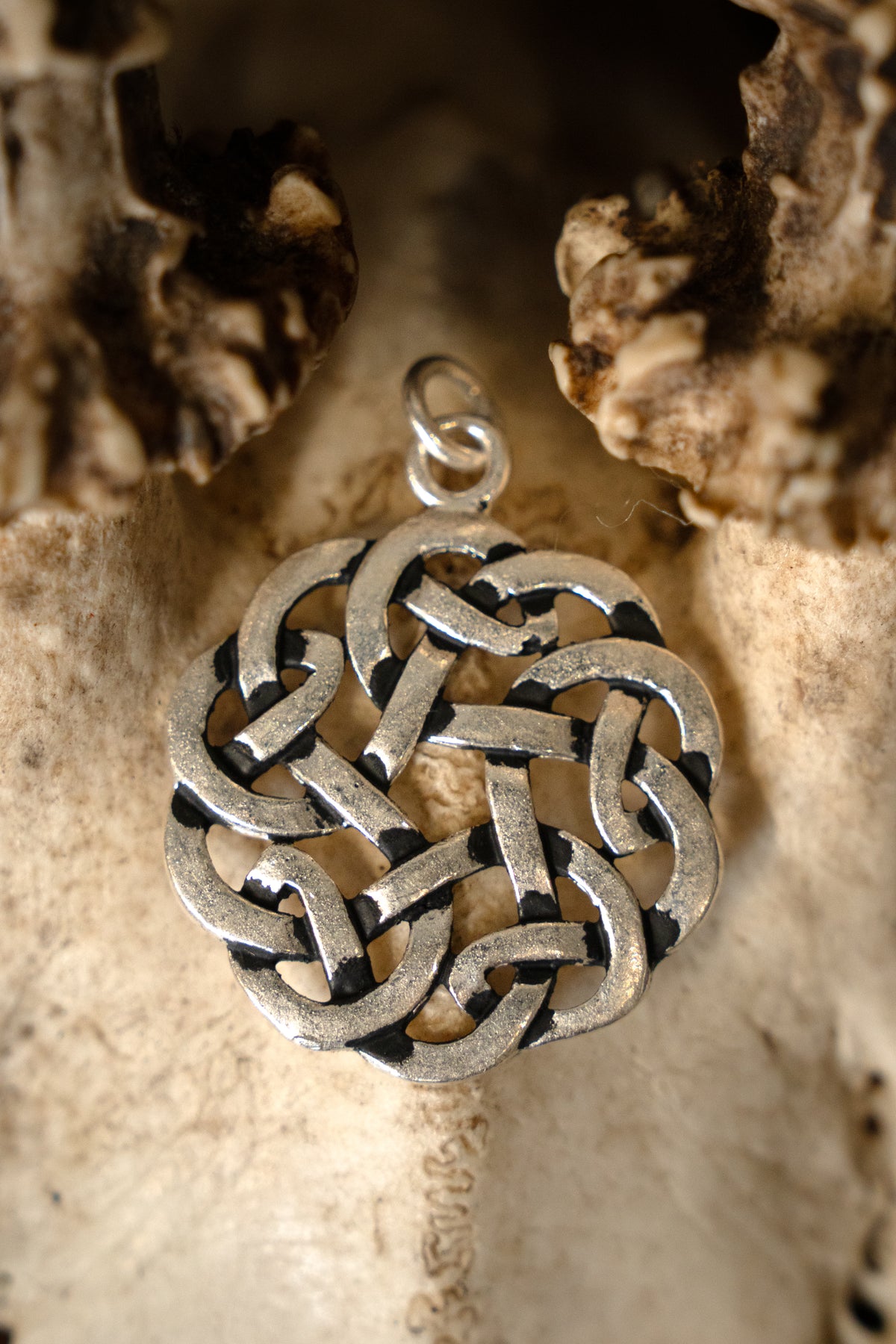 Amulet med rund keltisk knude, forsølvet bronze