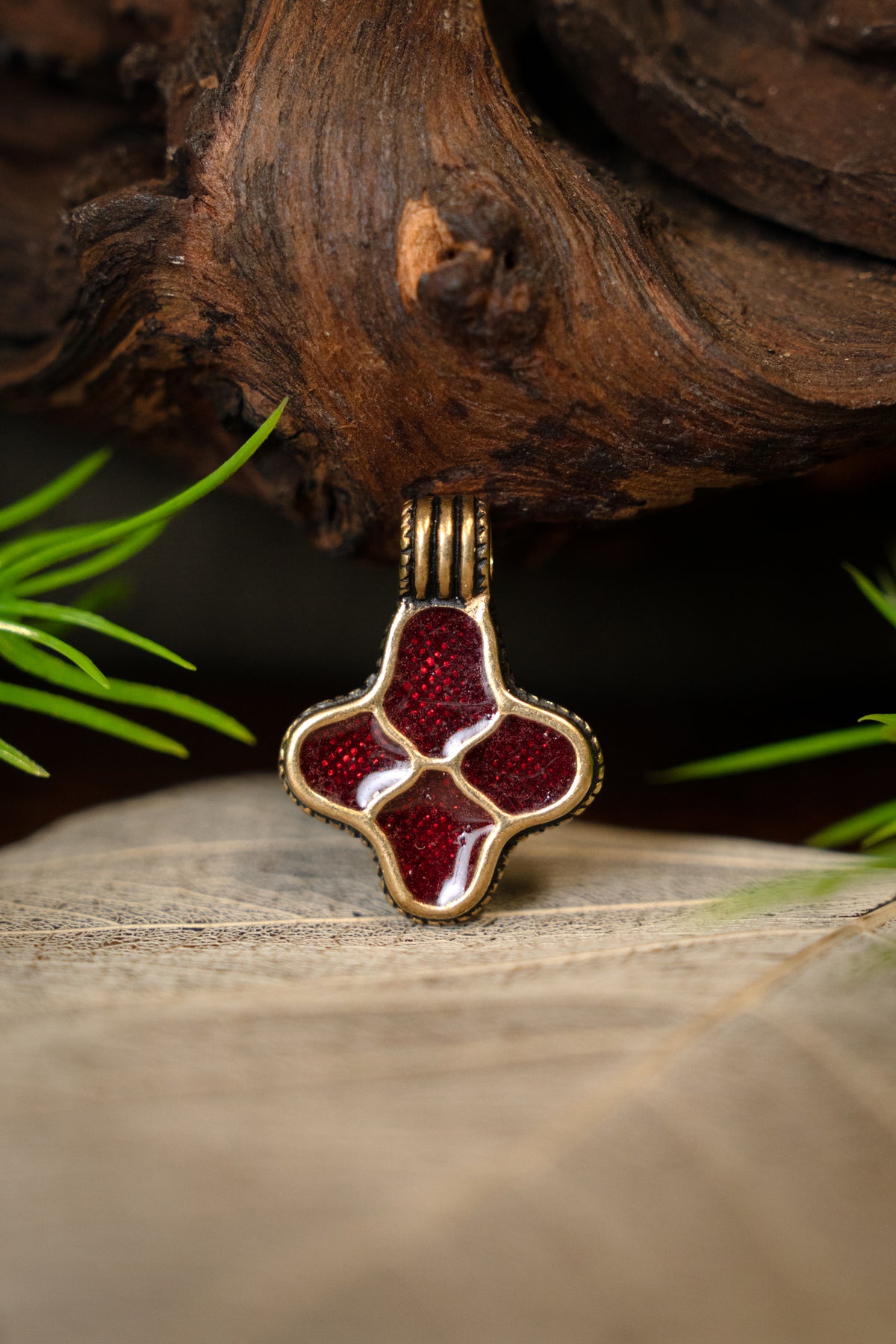 Cloisonné hanger Uppsala, brons