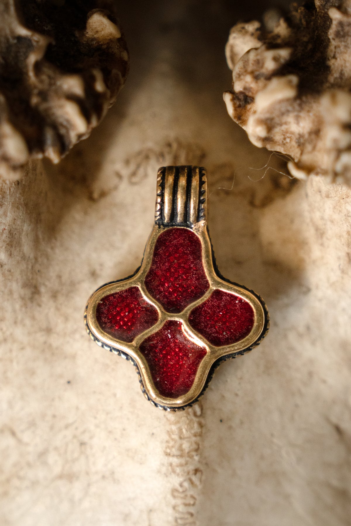 Cloisonné hanger Uppsala, brons