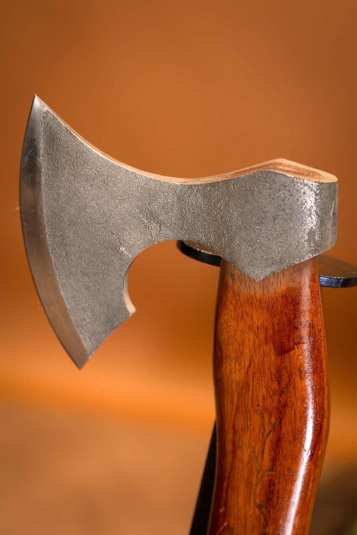 Traditionelle Holzfäller­axt, halbscharf