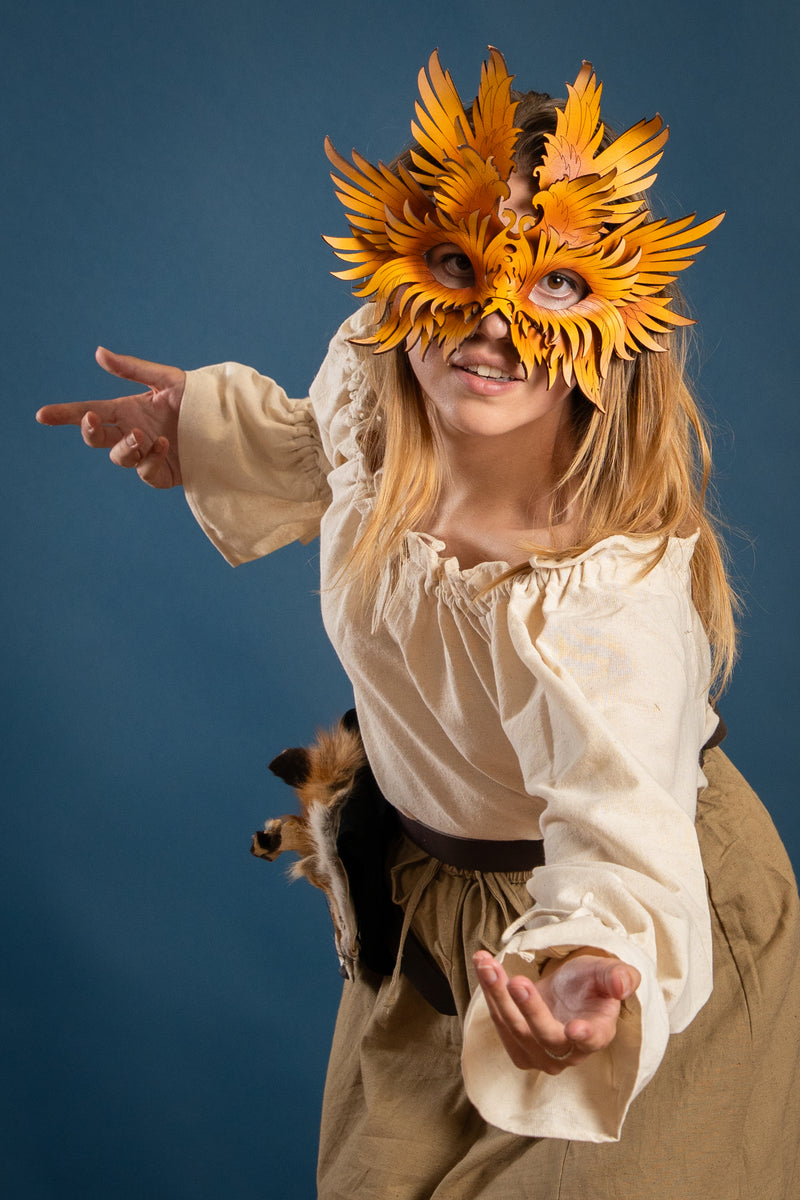 Máscara de cuero con forma de ave