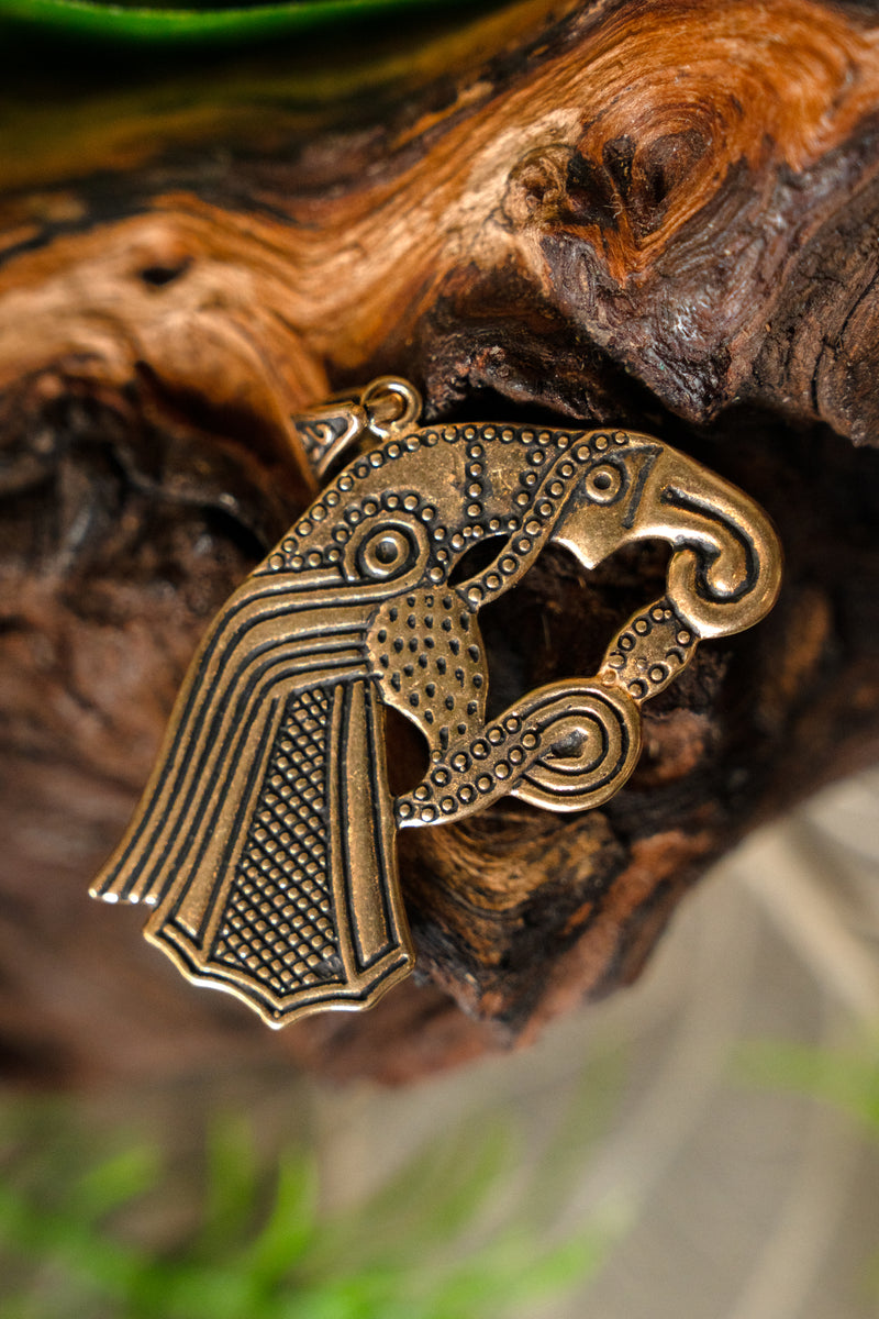 Germanskt korpamulett, brons