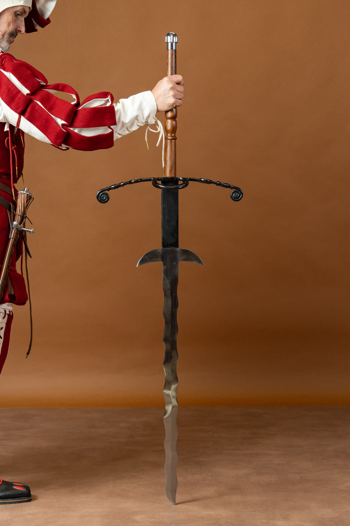 Flamberge met houten gevest, semi-scherp