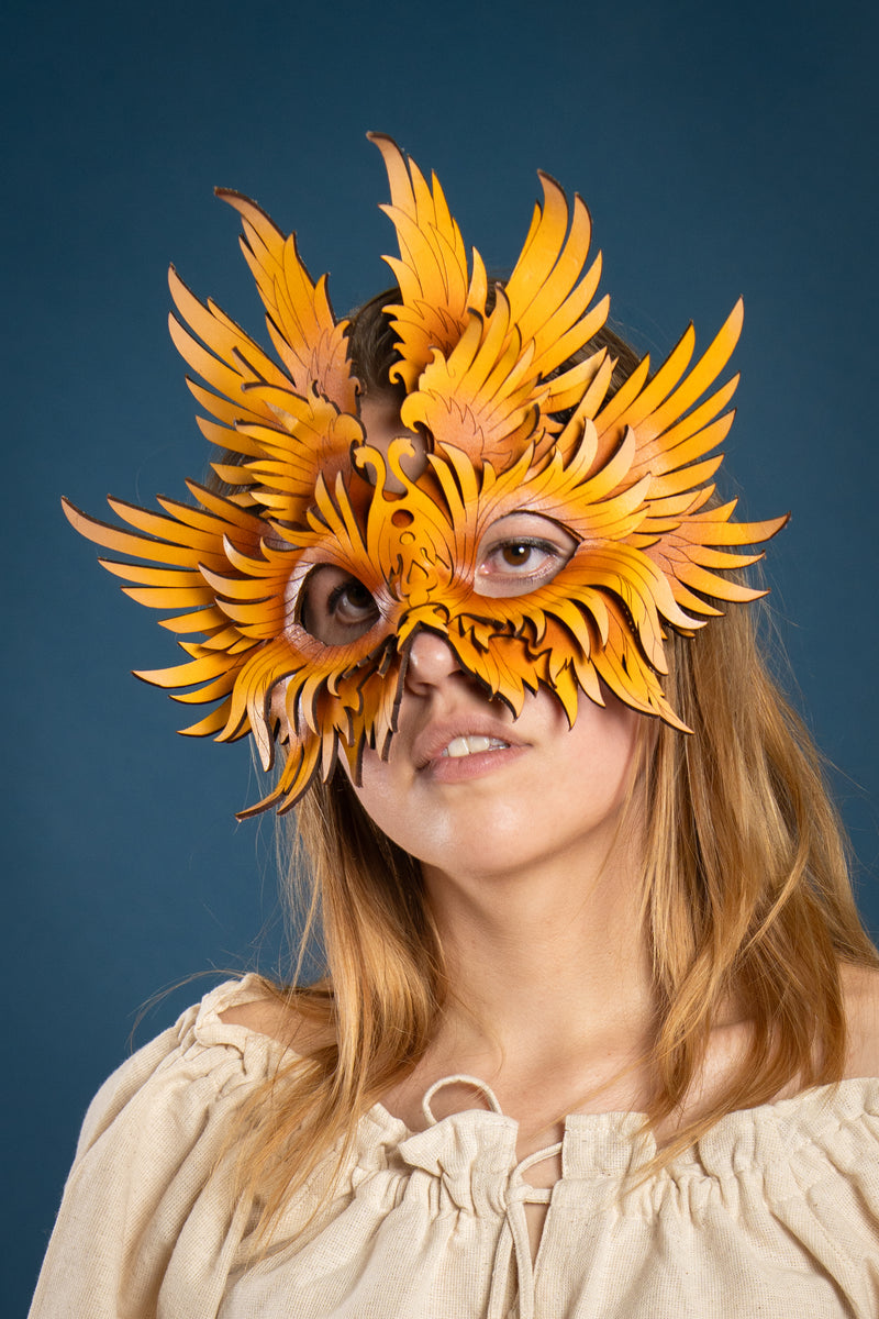 Maschera in pelle a forma di uccello
