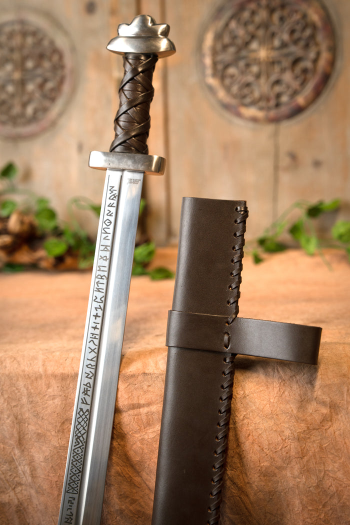 Beagnoth sax med runor, halvvass