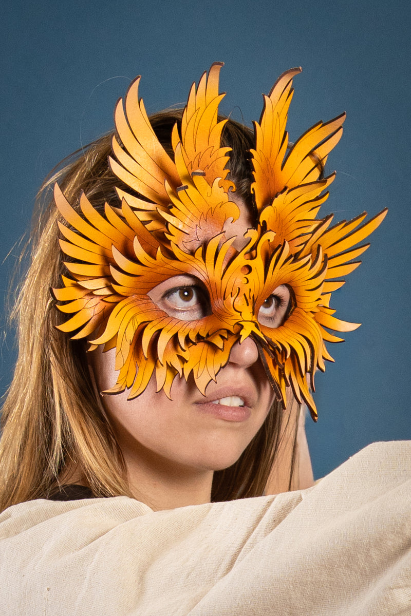 Maschera in pelle a forma di uccello