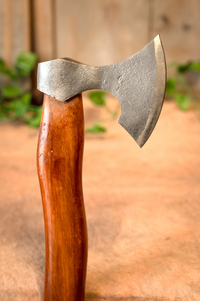 Traditionelle Holzfäller­axt, halbscharf