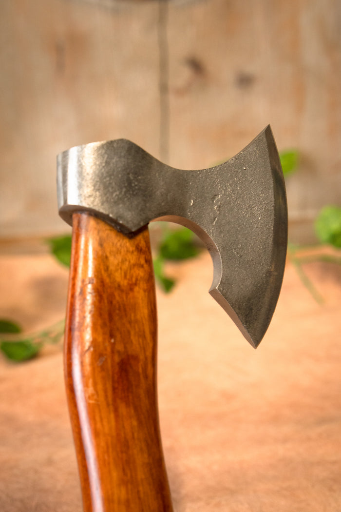 Traditionelle Holzfäller­axt, halbscharf