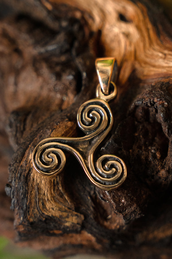 Triskelion, brons