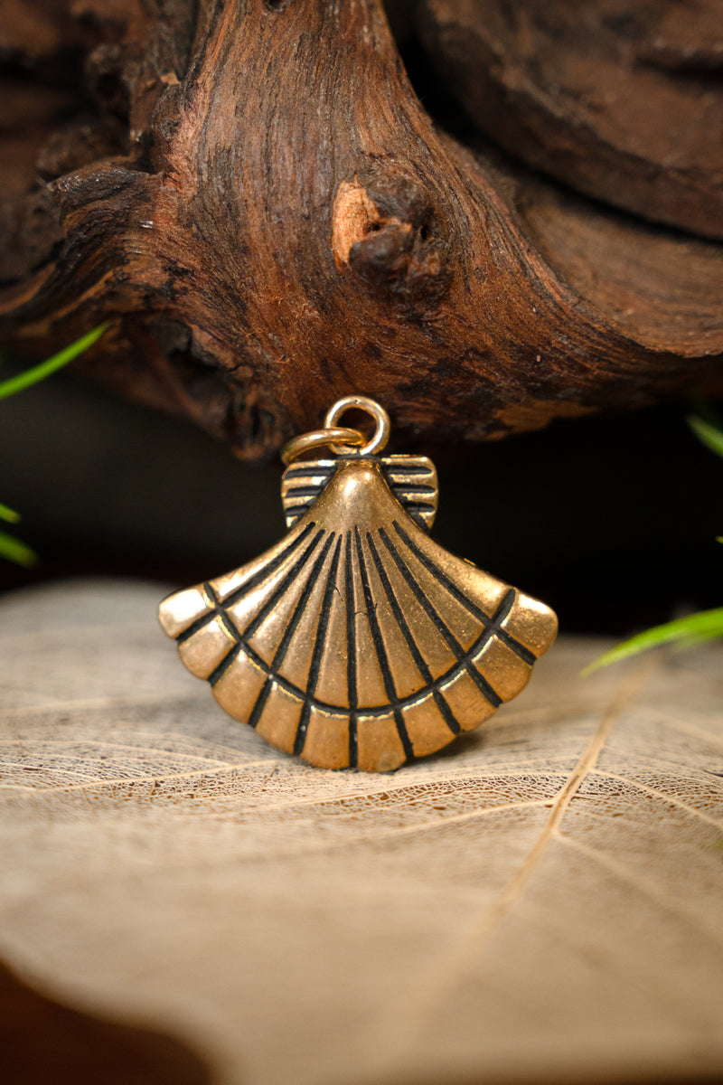 Amulet średniowiecznej muszli św. Jakuba, brąz