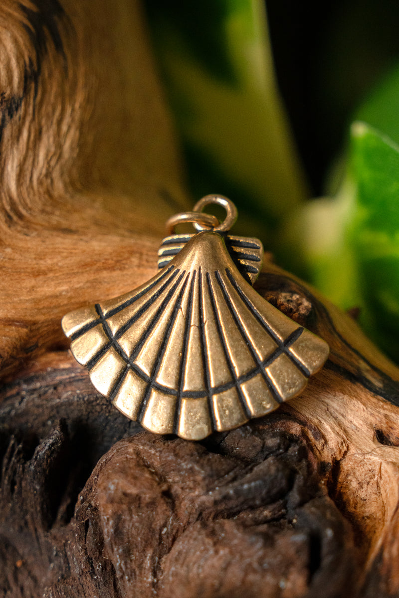 Amulet średniowiecznej muszli św. Jakuba, brąz