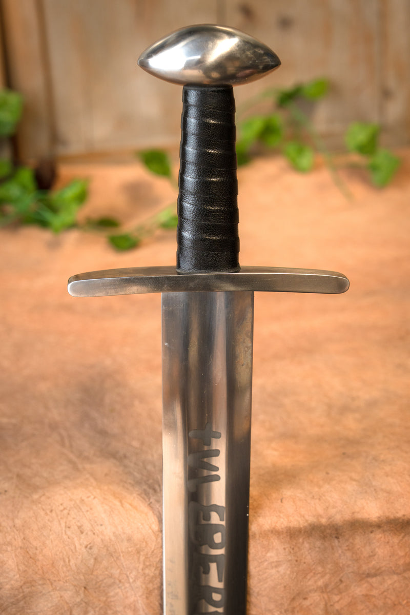 Wikiński miecz Ulfberht, półostry