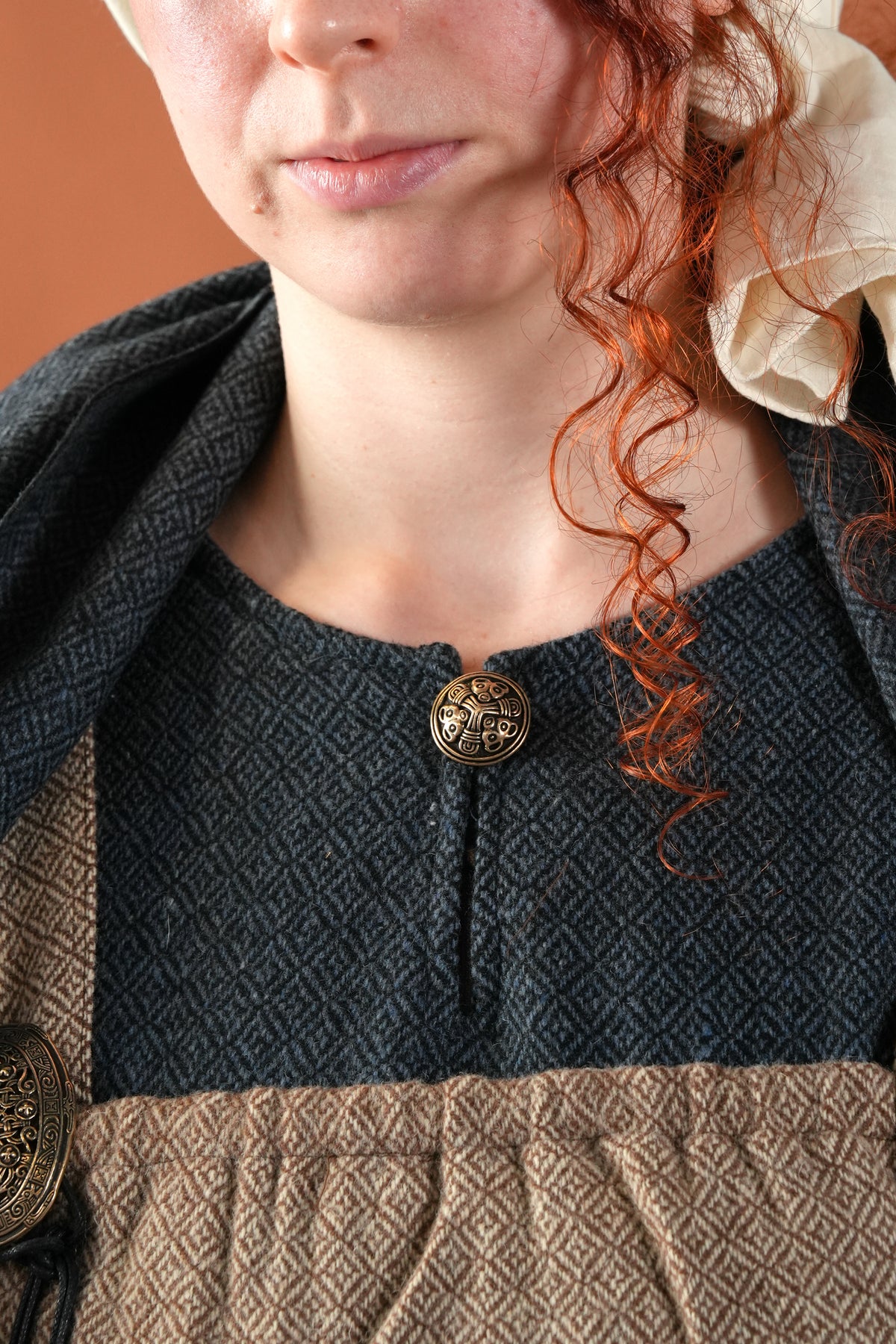 Piccola fibula a disco stile Borre, bronzo