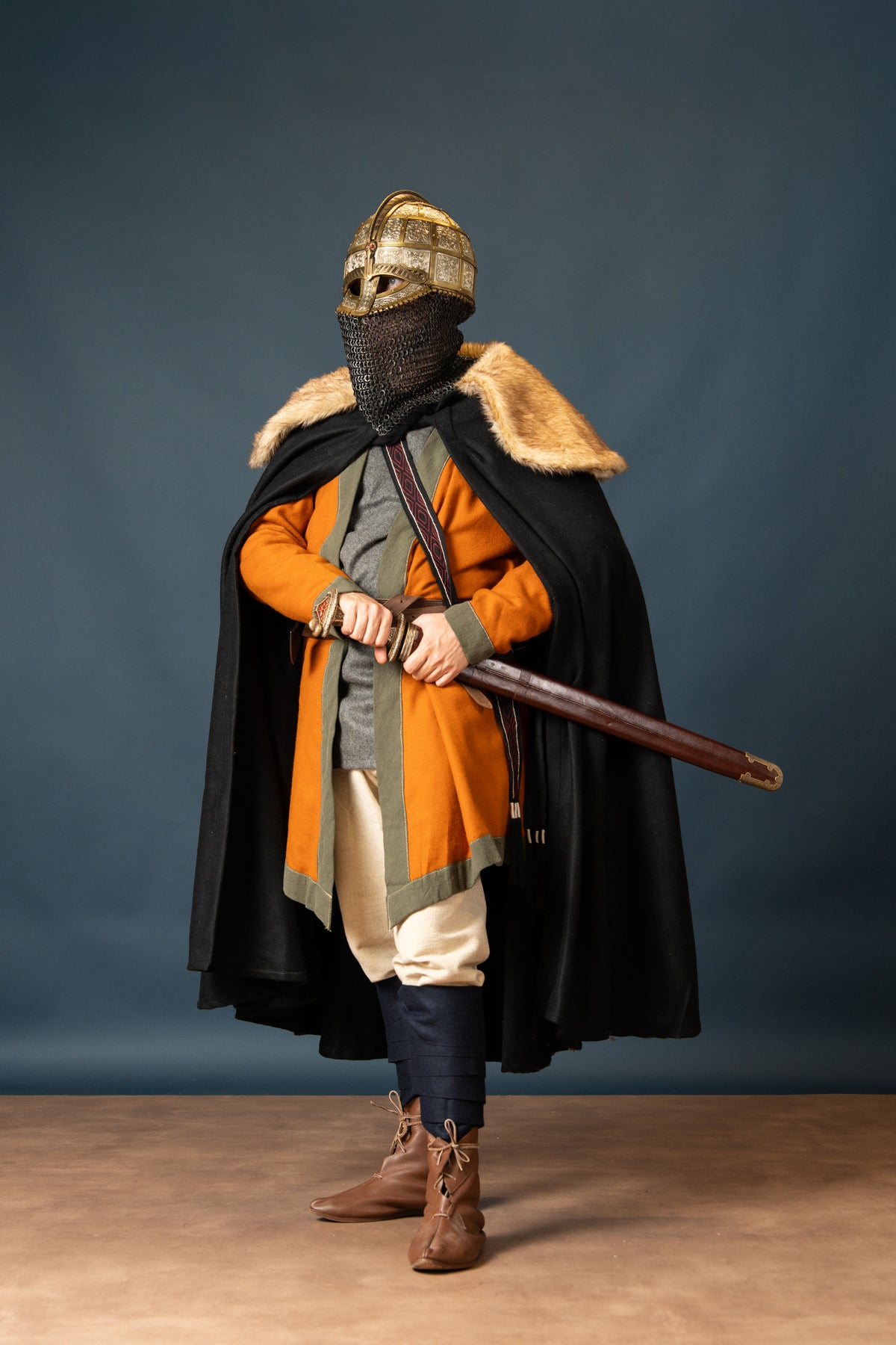 Vendelsvärd Uppsala, 700–800-tal, mässingsfäste, damask, halvskarpt