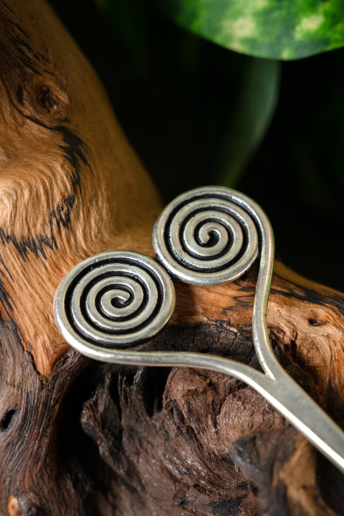 Bronzezeitliche Haarnadel mit Spiralen, versilberte Bronze