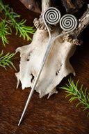 Spillone dell’Età del Bronzo con spirali, bronzo argentato