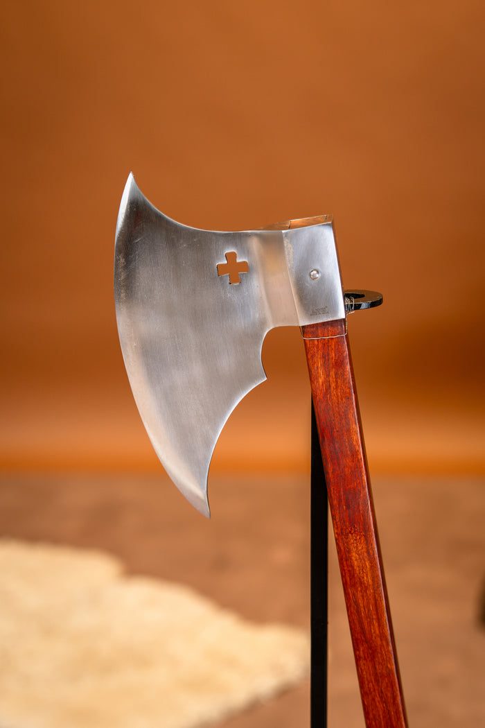Hache de combat de la fin du Moyen Âge avec croix, semi-tranchante