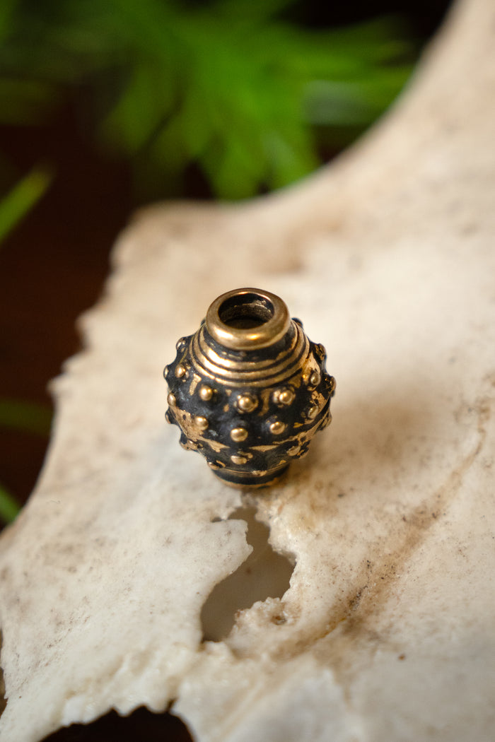 Cuenta de barba vikinga de los siglos IX–X, bronce