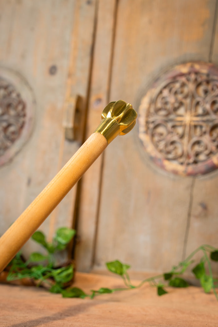 Drewniana laska z głowicą maczugi