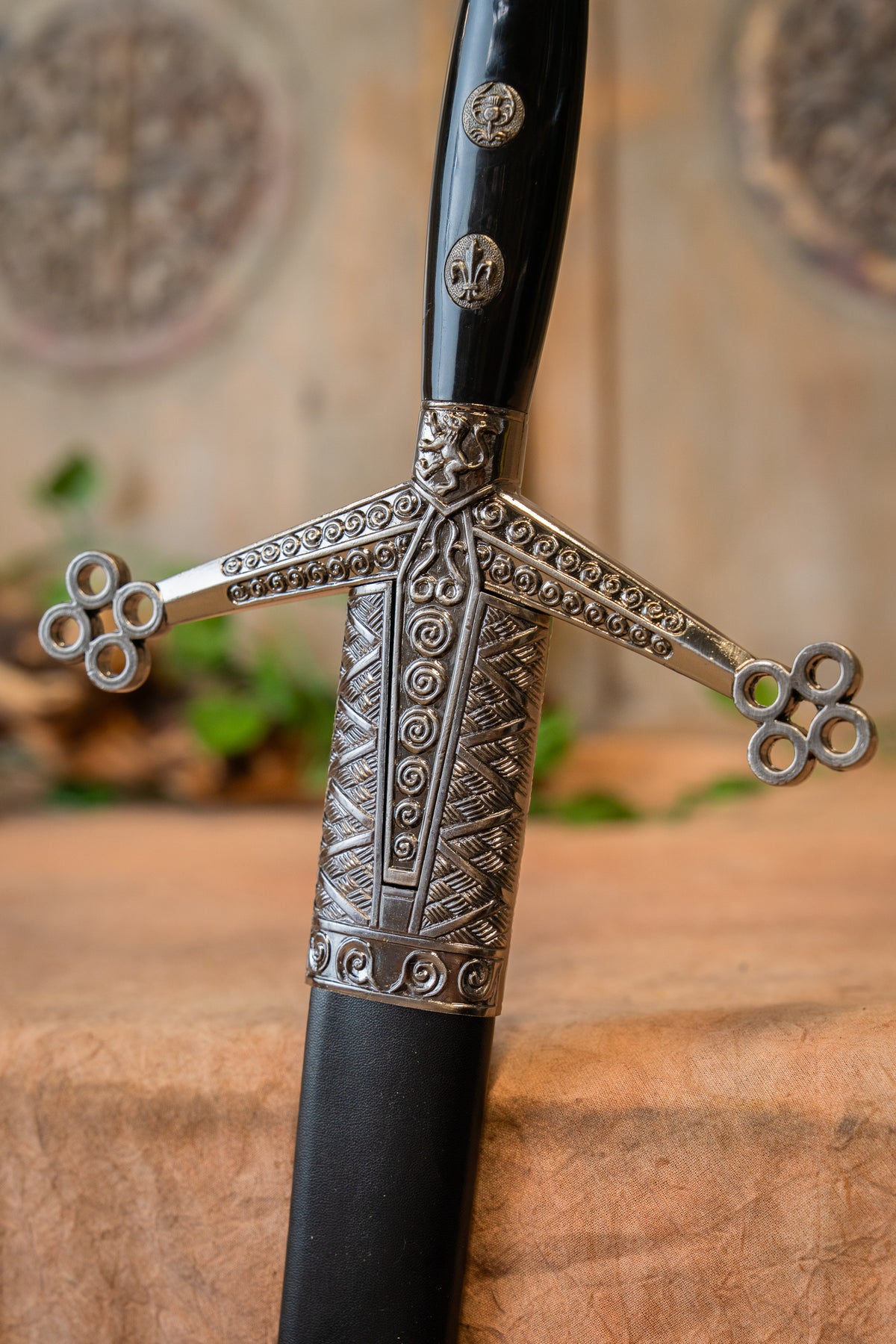 Claymore with scabbard, semi-sharp