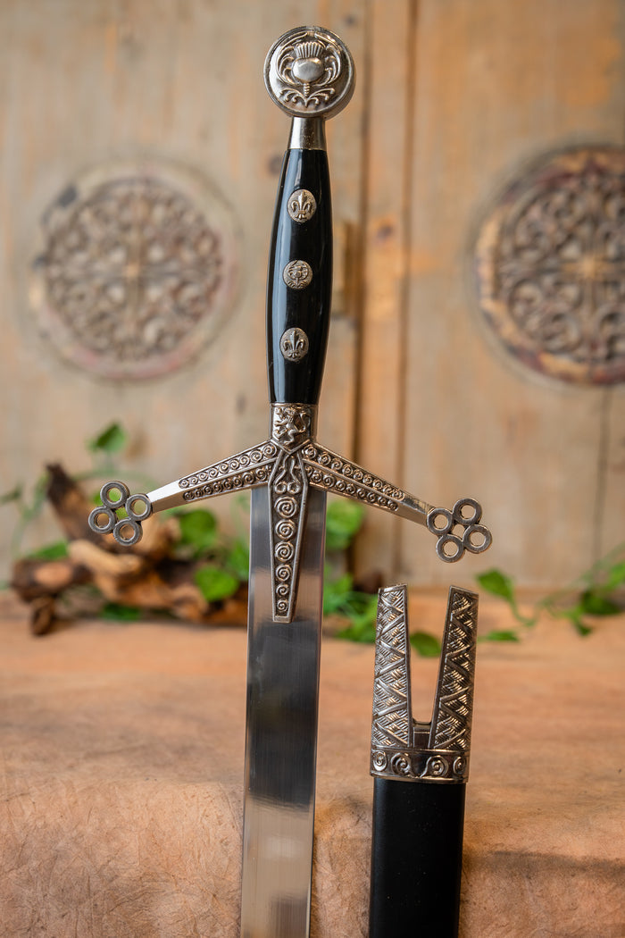 Claymore with scabbard, semi-sharp