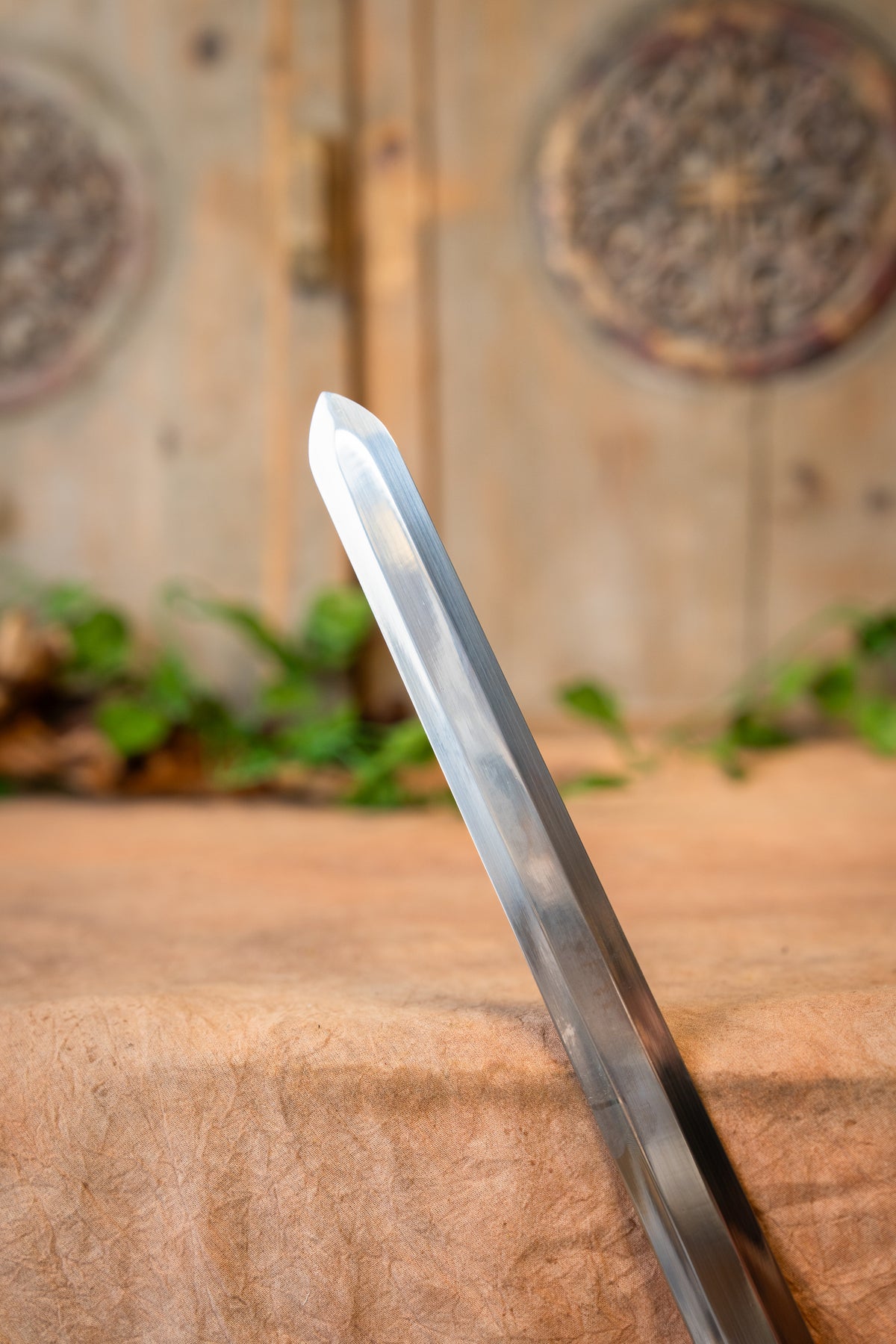 Claymore with scabbard, semi-sharp