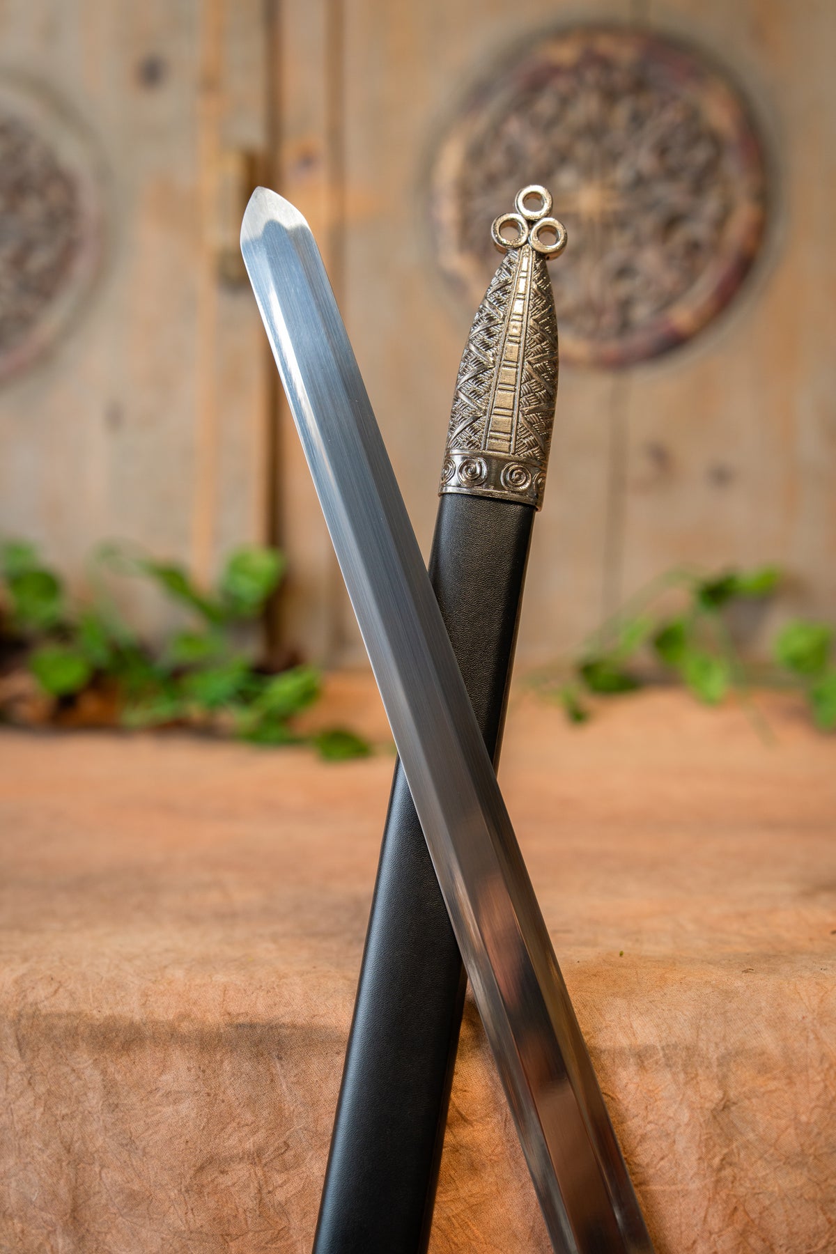 Claymore with scabbard, semi-sharp