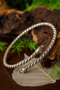 Brazalete vikingo para el brazo superior con cabezas de lobo, bronce plateado