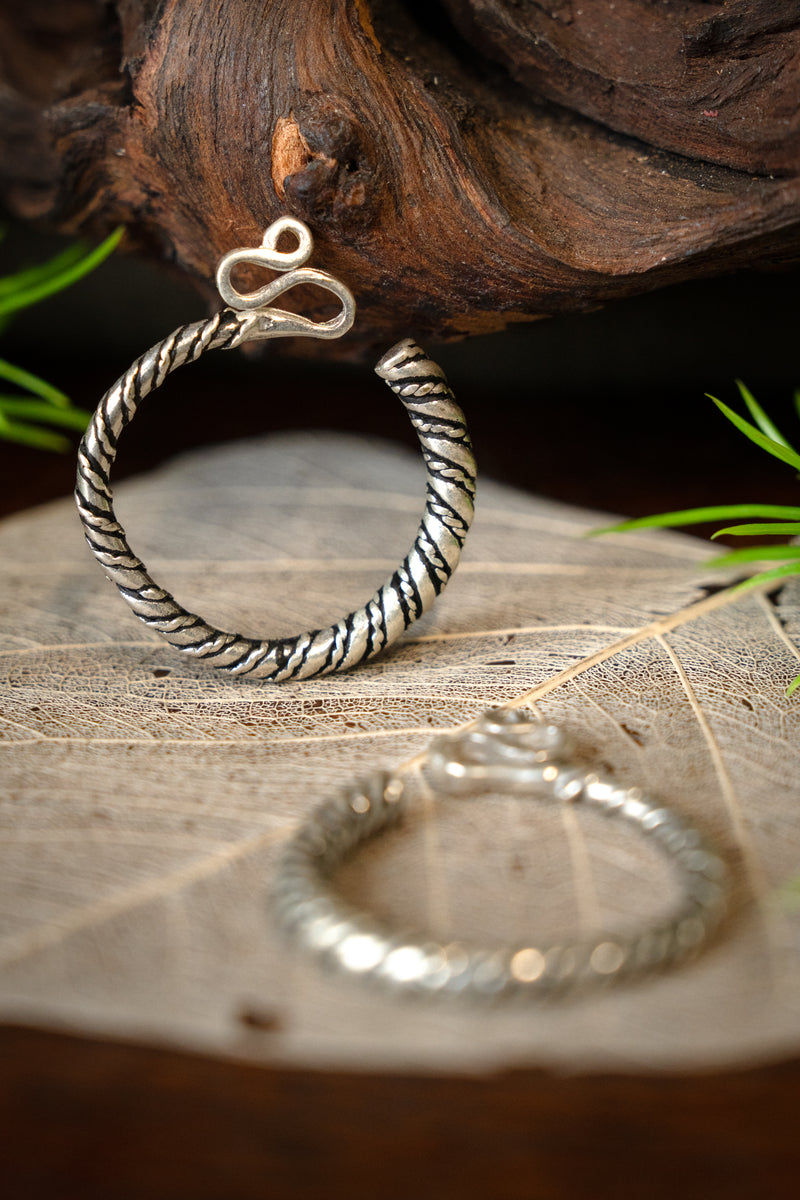 Dekorierte slawische Schläfenringe, versilberte Bronze