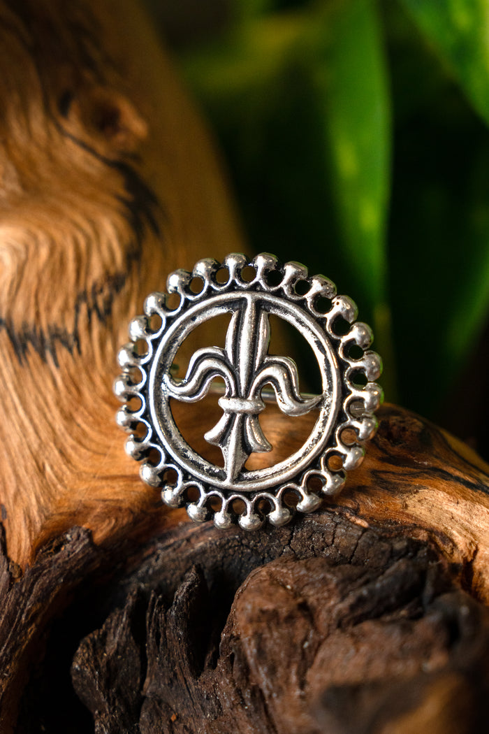 Middelalderlig broche fleur-de-lys, forsølvet bronze