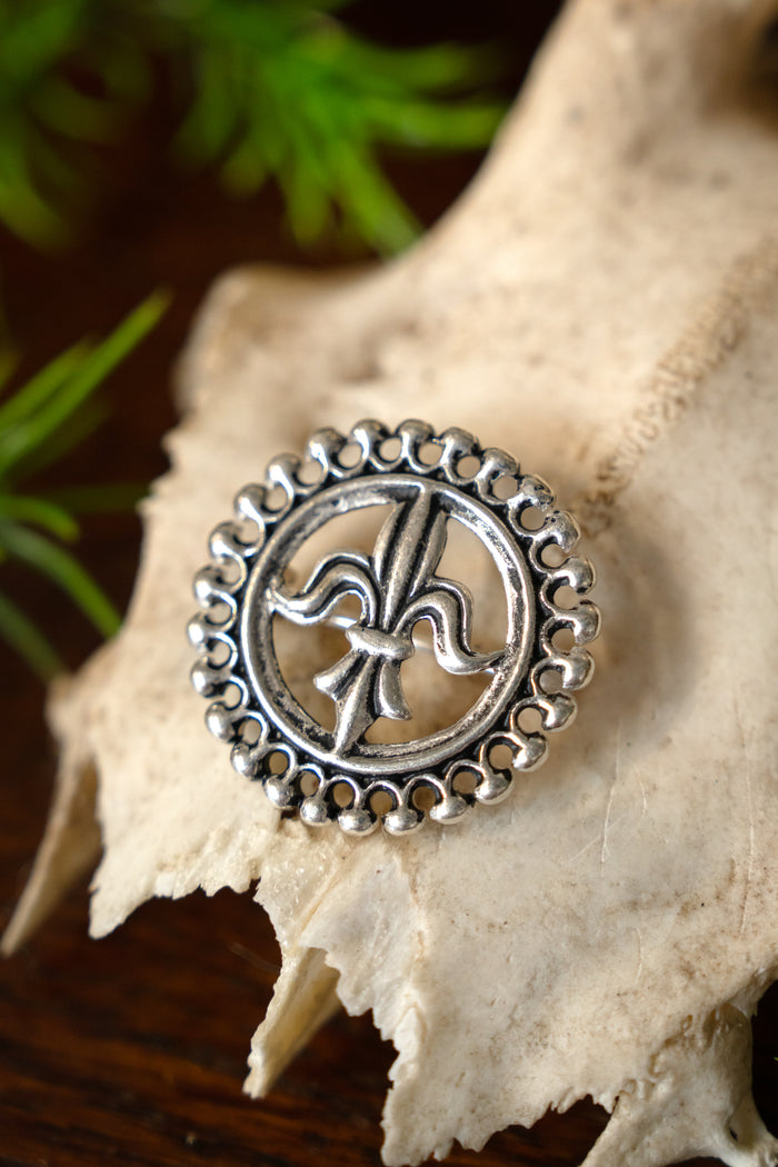 Middelalderlig broche fleur-de-lys, forsølvet bronze