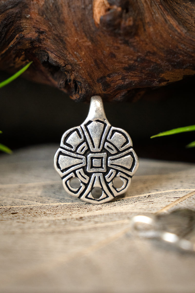 Anglosaxiska fästen för bensnören, försilvrad brons