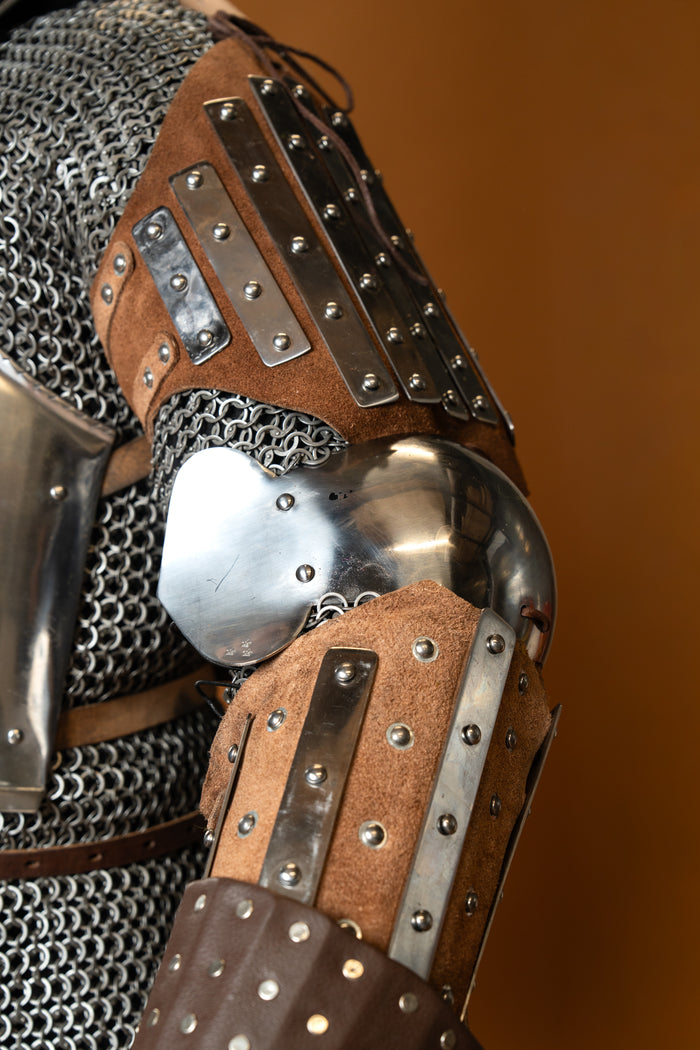Odinės vambraces XIV amžius, rankų šarvai