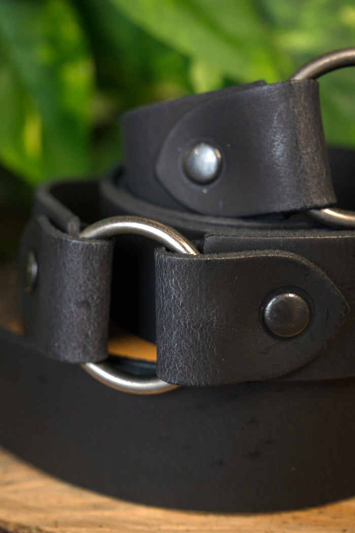 Leren riem met ringsluiting, zwart splitleer, 155 cm