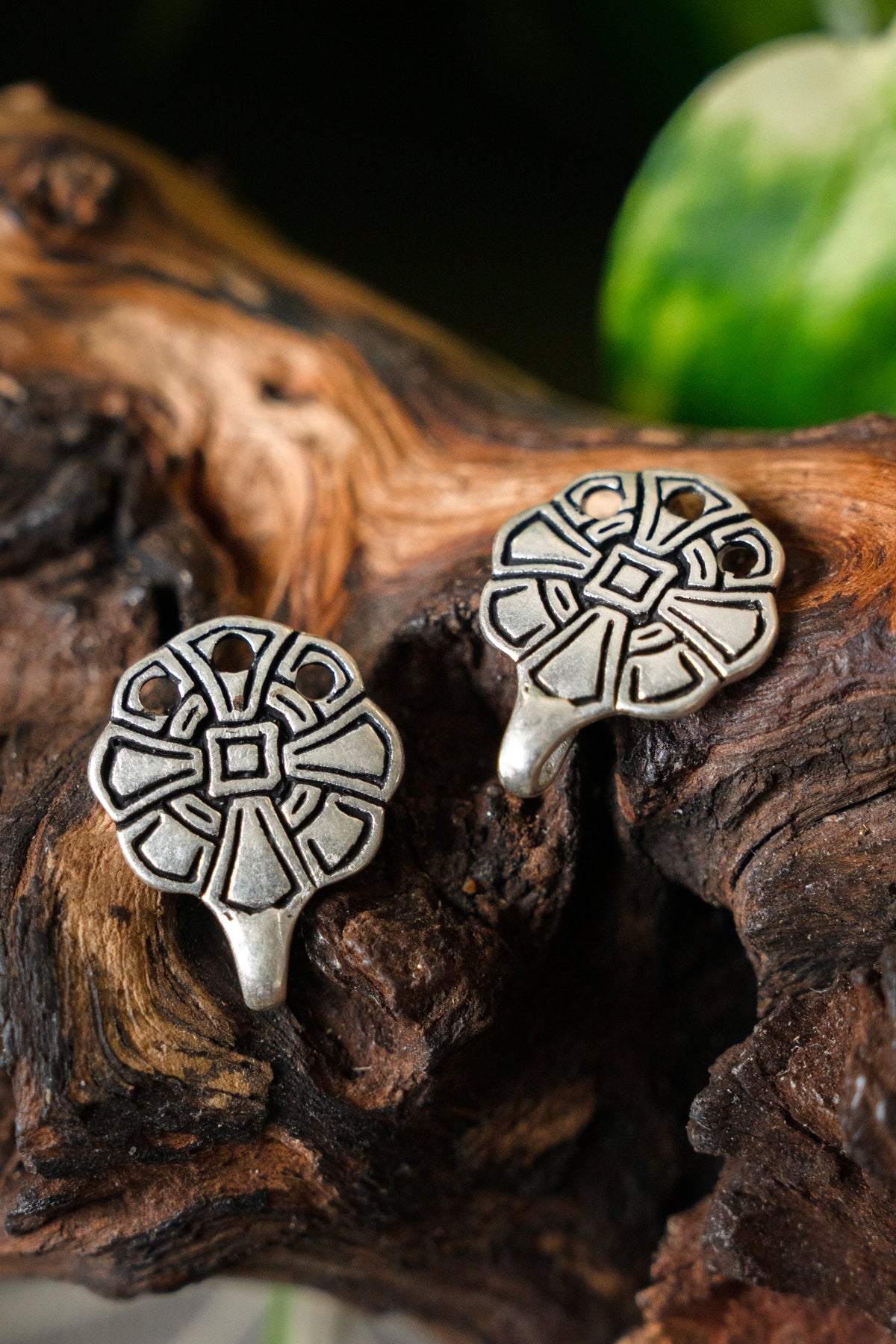 Angelsächsische Verschlüsse für Beinwickel, versilberte Bronze