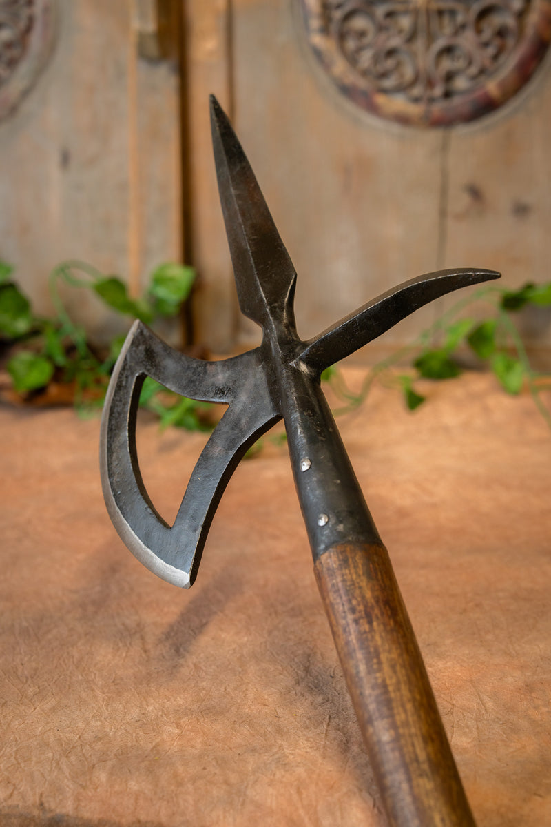 Hacha de asta del siglo XV, semi-afilada