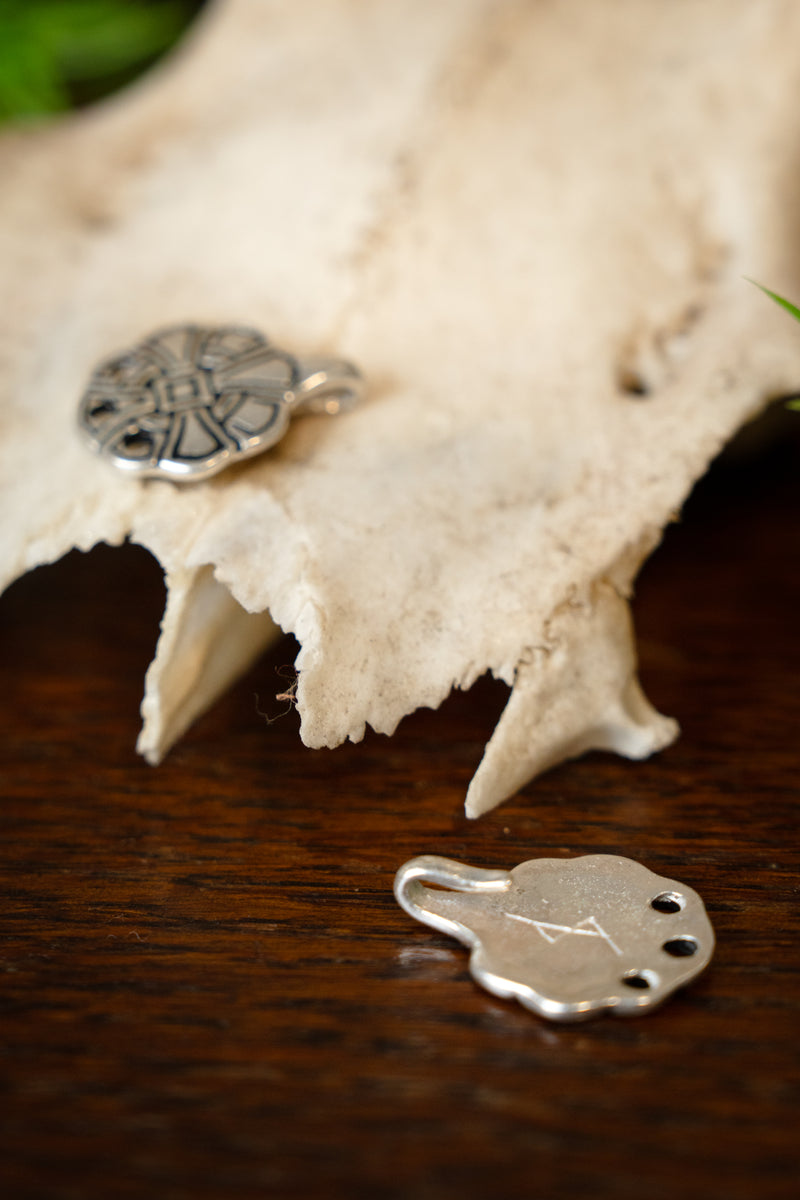 Anglosaxiska fästen för bensnören, försilvrad brons