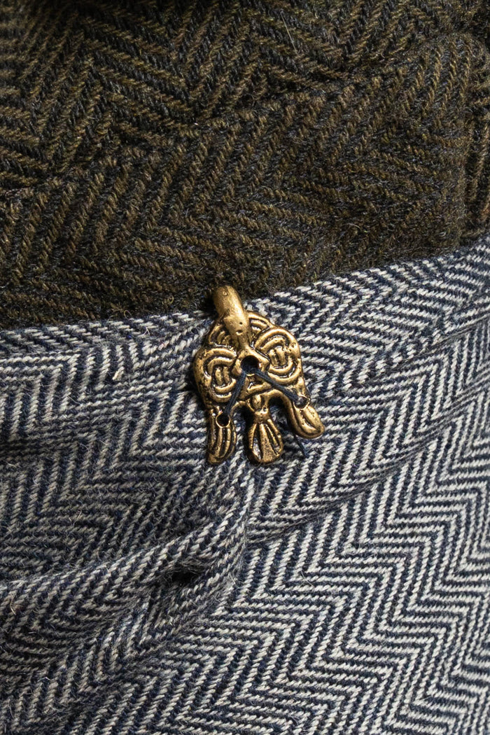 Winingas with raven fibulae, herringbone pattern, wool mix
