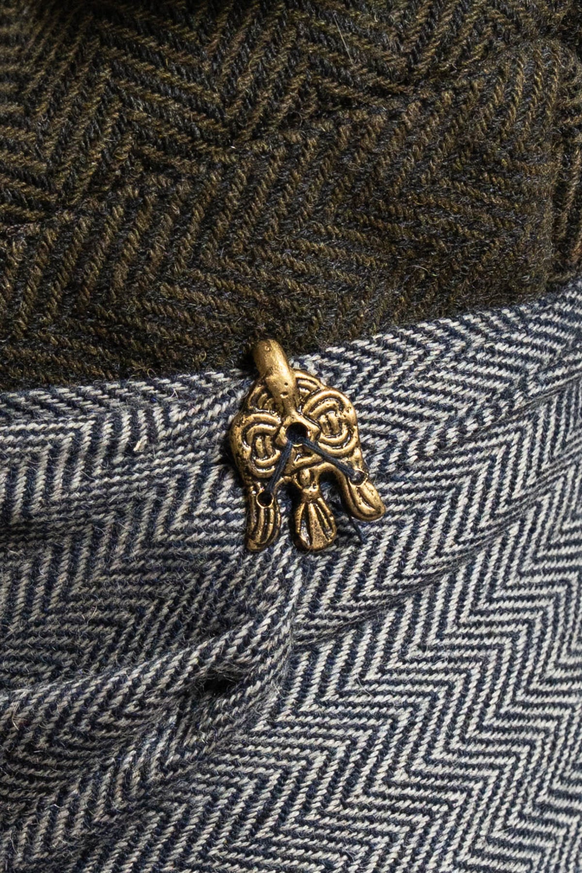 Winingas med korpfibulor, fiskbensmönster, ullmix