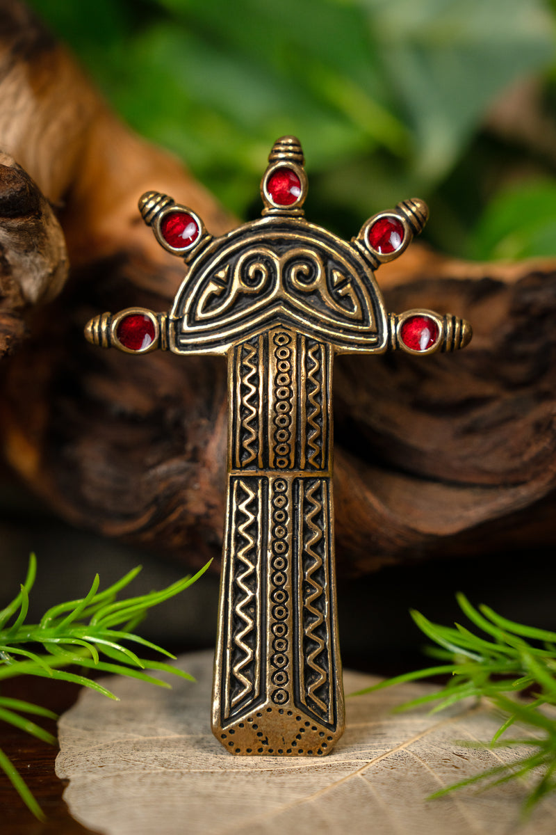 Fíbula merovingia esmaltada de estribo, bronce