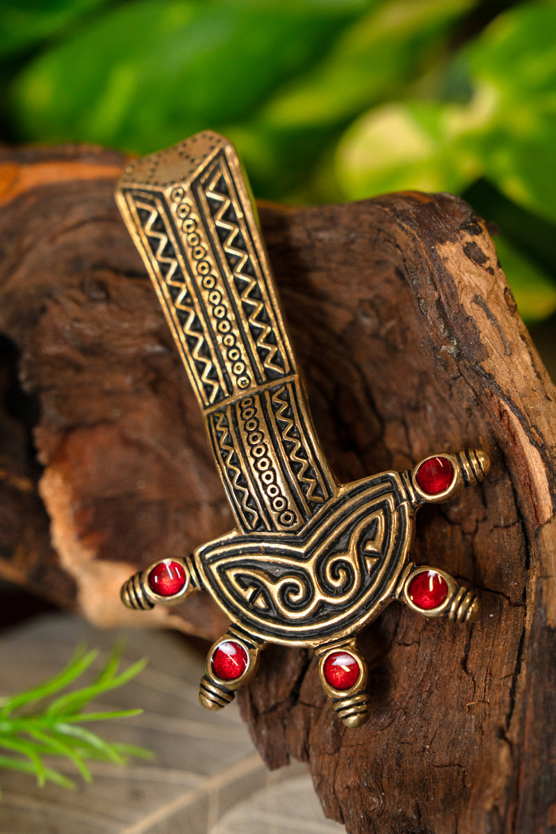 Emaillierte merowingische Bügelfibel, Bronze