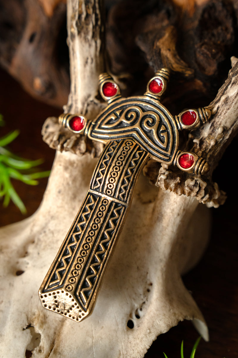 Fíbula merovingia esmaltada de estribo, bronce