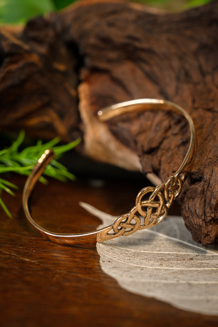 Bracelet with Celtic knot, bronze