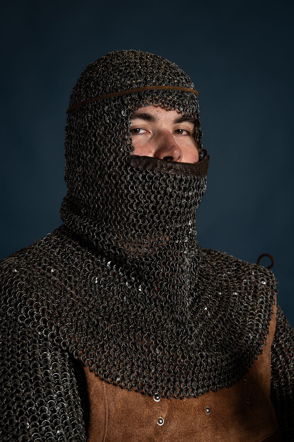 Ringhuva i ringbrynja med triangulär ventail, runda ringar – runda nitar, 8 mm