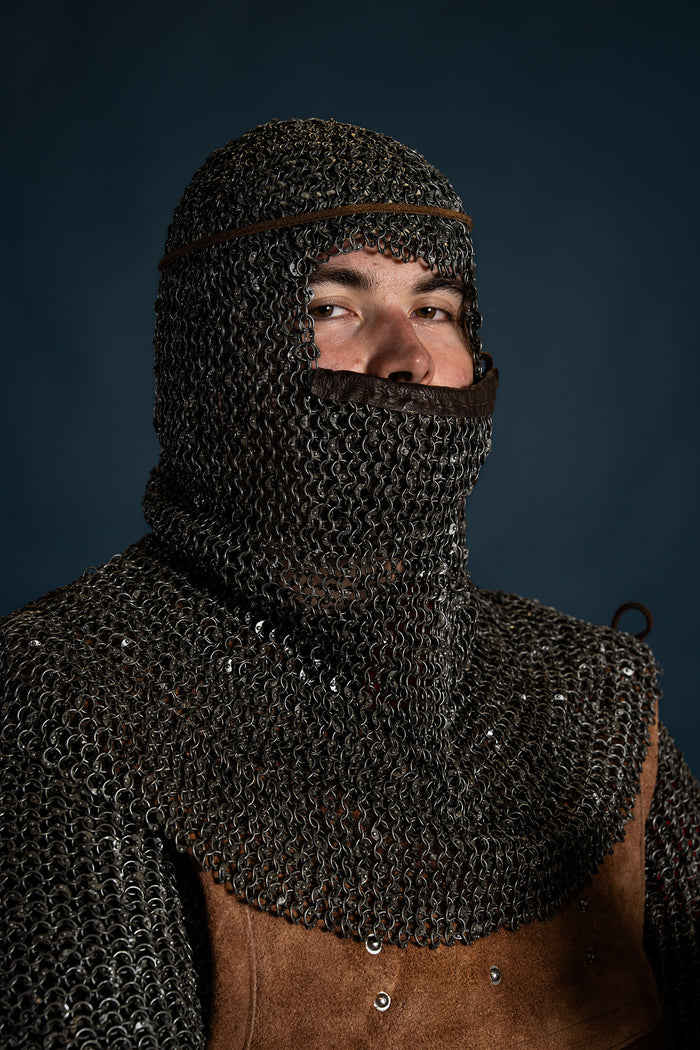 Ringhuva i ringbrynja med triangulär ventail, runda ringar – runda nitar, 8 mm