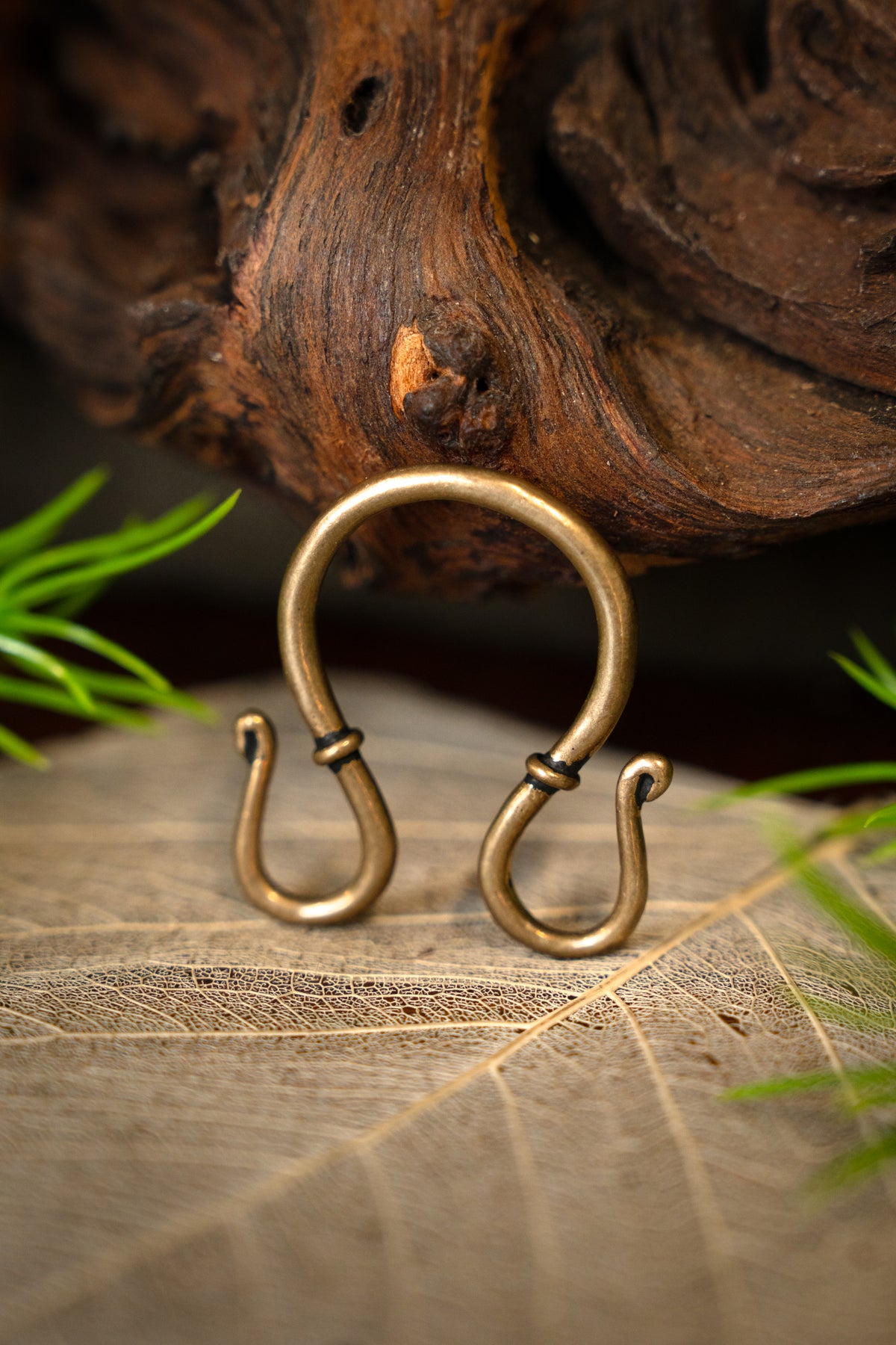 Gancho doble de joyería vikinga, bronce