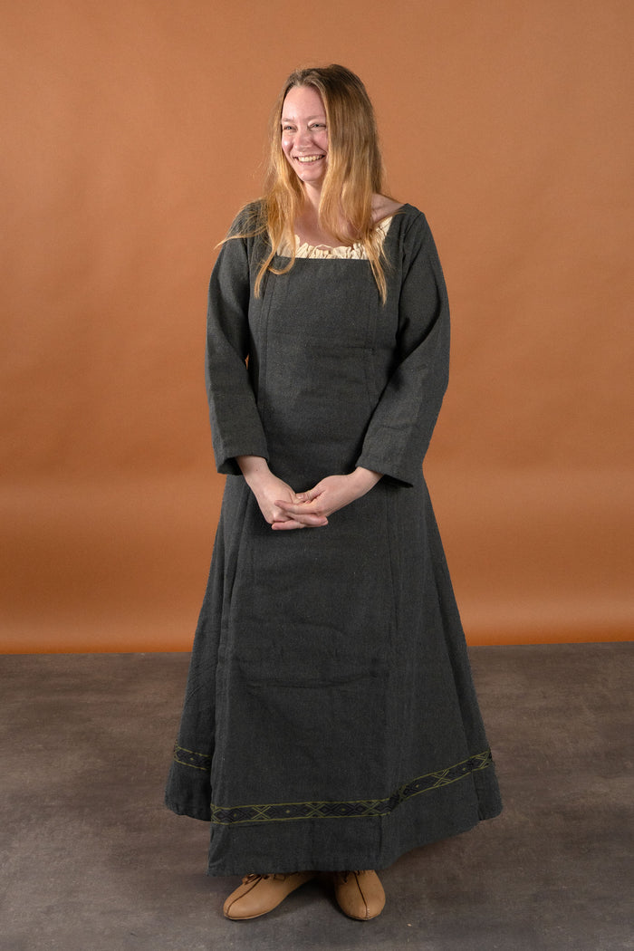 Średniowieczna suknia Estrid z motywem jodełki, naturalny szary