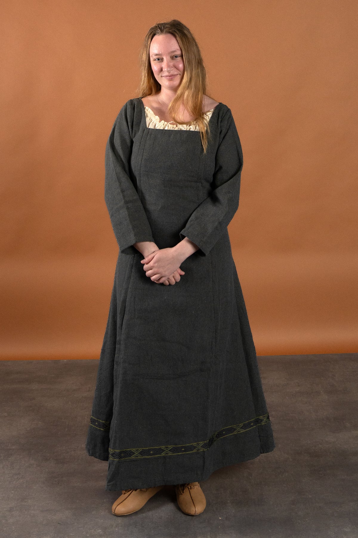 Średniowieczna suknia Estrid z motywem jodełki, naturalny szary