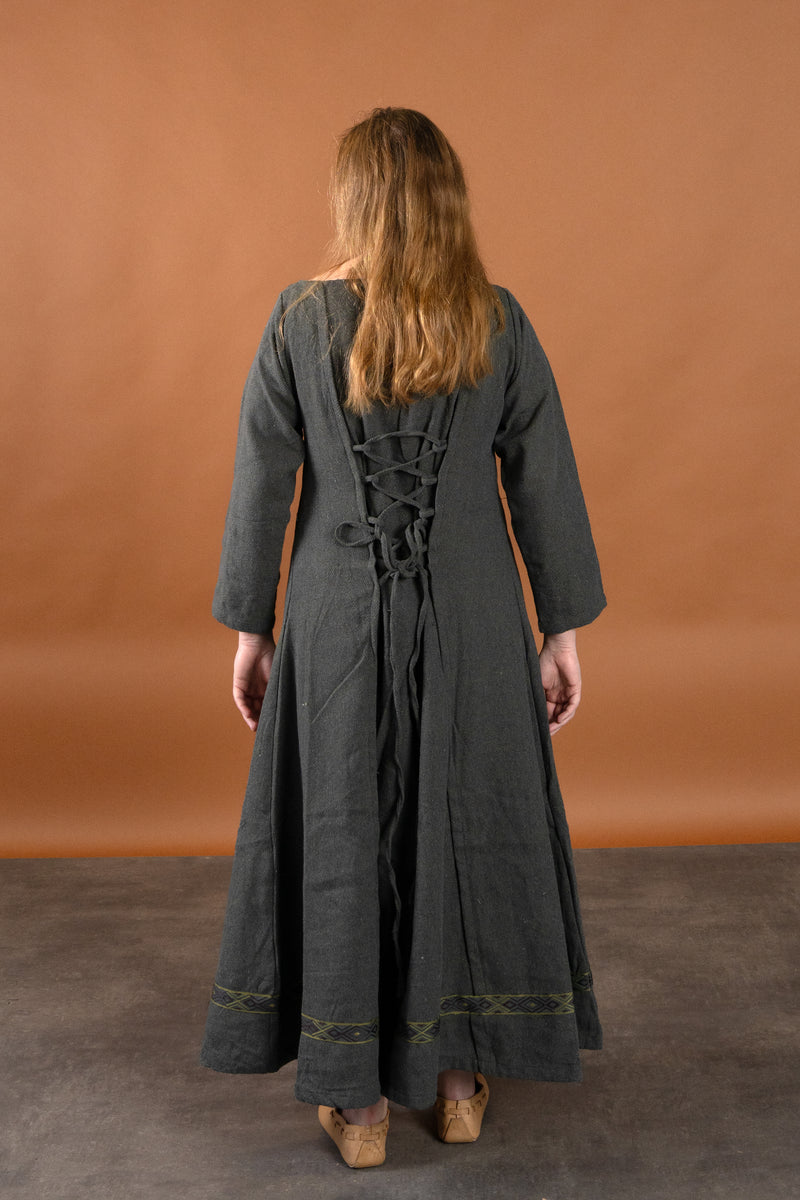 Medeltida klänning Estrid med fiskbensmönster, naturgrå